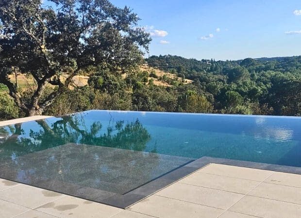 piscina infinita desbordante 700x550 1 e1752435693569